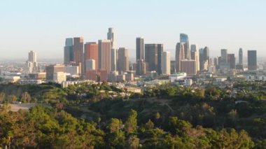 Los Angeles şehir merkezinde modern gökdelenler ve tarihi binaların büyüleyici bir karışımını sergiliyor, özellikle yukarıdan bakıldığında temiz bir gökyüzüne karşı pitoresk bir kontrast oluşturuyor.