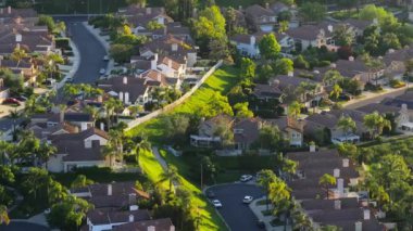 Güzel bir insansız hava aracı çekimi, Calabasas, Los Angeles 'ın huzurlu banliyö bölgesini, lüks evleri ve bakımlı bahçeleriyle gözler önüne seriyor.