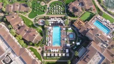 Kaliforniya sahillerindeki Laguna Beach tatil beldelerinde müsrif bir inzivaya çekilmek. Nefes kesen hava manzaraları, yemyeşil bahçeler ve muhteşem kaçış için büyüleyici gün doğumu manzaraları.