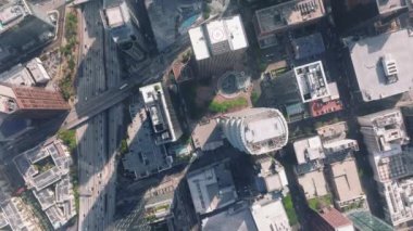 Los Angeles, Kaliforniya 'nın hareketli metropoliten yaşamı gökdelenler, yollar ve güneşli kentsel gökyüzü altında modern altyapının yer aldığı bu hava fotoğrafında sergilenmektedir.