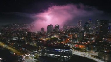 Canlı havai fişekler, yoğun bir şehir manzarasının üzerinde Seattle gece gökyüzünü boyar ve bir kutlama anı olarak şehri yakalar. 4K görüntü. 