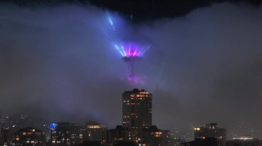 Seattle 'ın cazibesini, ikonik Space Needle' ın etrafında patlayan havai fişeklerle yaşayın. Büyüleyici bir görsel manzara yaratın. 4K görüntü. 