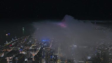 Yeni Yıl Arifesi 'nin sihrini yakalayan havai fişekler Seattle' ın üzerinde patlayarak karanlık gece gökyüzüne karşı çarpıcı bir manzara yarattı. 4K görüntü. 