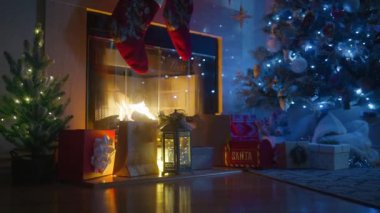 Çatırdayan bir şömineyle, ışıl ışıl parlayan bir ağaçla ve bayram ışıklarının altında zarif bir şekilde paketlenmiş hediyelerle bir Noel akşamının büyüsünü keşfedin. Kamera yavaşça yana kayar..
