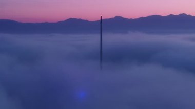 Los Angeles şehir merkezinde sakin bir sabahın sükuneti çarpıcı 4K hava görüntülerinde görülüyor. Sis, şehri dağ siluetleriyle kaplayarak manzaralı bir manzara yaratıyor.