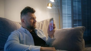 Rahat giyimli bir adam rahat rahat rahat rahat rahat rahat rahat rahat rahat rahat rahat rahat rahat rahat rahat rahat rahat rahat bir koltuğa oturur. Önemli bir telefon görüşmesi yapar.