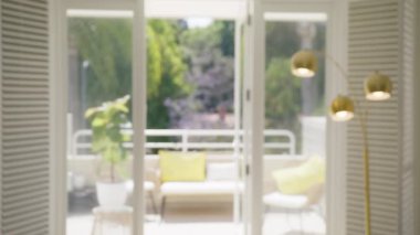 Bu bulanık arka plan, özellikle 4K görseller olmak üzere, izleyicileri büyüleyen ve onları kendine çeken sakin bir atmosfer yaratarak video projelerini önemli ölçüde güçlendirir.