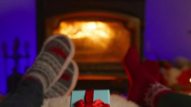 Düşünceli bir adam, bu büyüleyici Noel sezonunda sevgi ve neşe dolu büyülü bir an yaratarak, güzel bir şöminenin yanında kız arkadaşına güzel bir hediye verir.