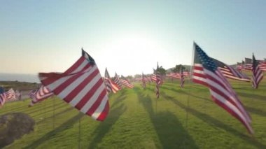 Etkileyici bir hava görüntüsü, her biri farklı ulusları sembolize eden ve bir FPV insansız hava aracı tarafından ustalıkla yakalanan güçlü bir 911 anıtı yaratmak için bir araya gelen 3000 canlı bayrak sergiliyor.
