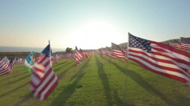 Bu hava manzarasında, her biri farklı ulusları temsil eden ve 911 kurbanlarını onurlandıran 3000 bayrak bulunuyor. Çarpıcı görüntüler 4K 'da gelişmiş insansız hava aracı teknolojisi kullanılarak çekildi.