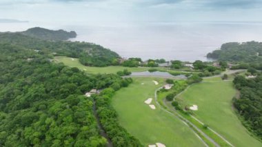 Kosta Rika Papagayo Yarımadası 'nın göz kamaştırıcı cazibesini tecrübe edin. Doğanın güzelliklerini yansıtan muhteşem 4K görüntüleriyle gür ormanlar ve el değmemiş kıyı şeritlerini sergileyin.