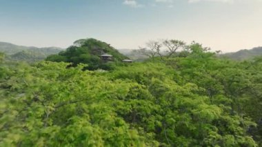 Kosta Rika 'nın gür, canlı ormanlarına yerleşmiş lüks bir otelin nefes kesici güzelliğine ve huzurlu atmosferine dalın. Muhteşem hava görüntülerine güzelce kapılmış.