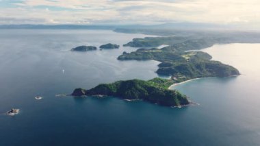 Kosta Rika Papagayo Yarımadası 'nın büyüleyici hava manzaralarını keşfedin. Yeşillik, kristal berrak turkuaz sularıyla buluşur ve nefes kesici 4K sinematik kalitede yakalanır.