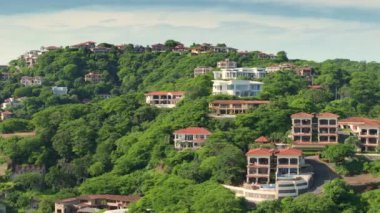 Carrillo, Kosta Rika 'nın yemyeşil ve güzel yamaçlardaki evlerini aydınlatan çarpıcı hava manzarasını deneyimlemek onu rahatlamak ve keşfetmek için ideal bir yer haline getiriyor.