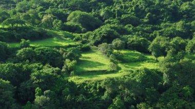Kosta Rika 'nın nefes kesici ve çarpıcı güzelliğini huşu uyandıran hava perspektifinden deneyimlemek, aşağıdaki yemyeşil ve çeşitli manzaraları gözler önüne sermek