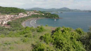 Carrillo, Kosta Rika 'nın nefes kesici hava manzarasını keşfedin. Canlı ormanlarını, el değmemiş plajlarını ve muhteşem 4K çözünürlükte yakalanmış sakin kıyı şeridini sergileyin.