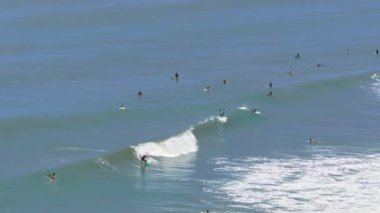 Kosta Rika kıyısı boyunca muhteşem dalgalar süren sörfçülerin nefes kesici hava manzarasını deneyin. Canlı okyanusu ve yetenekli sörfçüleri canlandırın.