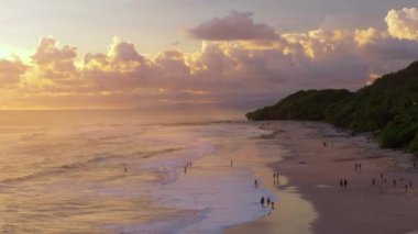 Puntarenas, Kosta Rika 'daki Playa Santa Teresa' nın büyüleyici güzelliğini keşfedin. Nefes kesen 4K hava manzarasında altın kumlar ve cazibesini arttıran yemyeşil alanlar sergileniyor.