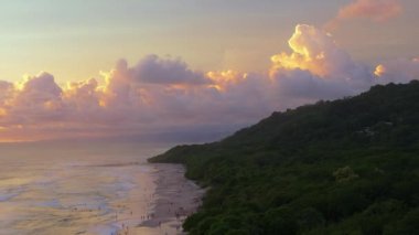 Puntarenas, Kosta Rika 'daki Playa Santa Teresa' nın güzelliğini keşfedin, büyüleyici 4K hava görüntüsüyle el değmemiş plajlarını ve yemyeşil güzelliğini yakalayın, görkemini gösterin.