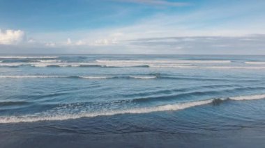 Havadan bakıldığında, Playa del Ostional 'in Santa Cruz, Kosta Rika' daki nefes kesici kıyı şeridi ve canlı ormanları, maceracılar ve doğa severler için bir cennet.