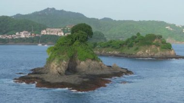 Carrillo, Kosta Rika 'nın nefes kesici hava manzaraları, bereketli ormanlarını ve çarpıcı kıyı şeritlerini gözler önüne seriyor, hepsi de maksimum rahatlama için 4K çözünürlüğünde canlı görüntüler.