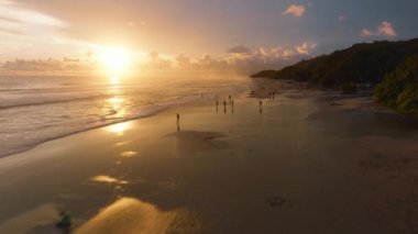 Playa Santa Teresa 'nın hava manzarasını deneyin, güzel kumsallara hayran kalarak, dalgaları çarpıştırarak, ve Puntarenas' ta büyüleyici bir gün batımı, Kosta Rika dingin doğanın ortasında dinlenmek için