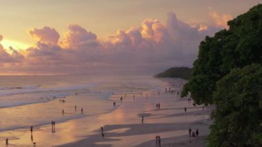 Playa Santa Teresa 'yı Puntarenas, Kosta Rika' da keşfedin. Bu hava manzarası, turistler, sörfçüler ve doğa meraklıları için ideal bir sahil cenneti haline getirerek altın kumlarını ve günbatımını sergiliyor.