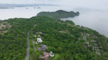 Kosta Rika 'nın Papagayo Yarımadası' nın canlı ormanlarını ve çarpıcı kıyı şeridini gösteren hava görüntülerinde, doğal güzelliği ve küresel ziyaretçilerin ilgisini çeken çeşitli manzaraları gözler önüne seriliyor.