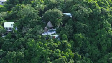 Kosta Rika 'nın gür ormanlarının ortasındaki görkemli evlerin çarpıcı hava manzaraları doğa ve modern mimarinin uyumunu büyüleyici bir şekilde gözler önüne seriyor.