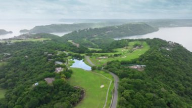 Kosta Rika Papagayo Yarımadası 'nın göz kamaştırıcı hava manzarasını deneyin. Canlı ormanlar ve sakin suların hepsi 4K çözünürlüğüyle güzel bir şekilde ele geçirildi.