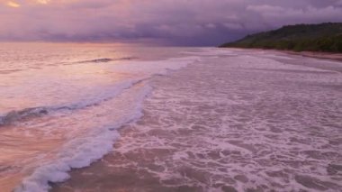 Puntarenas, Kosta Rika 'daki Playa Santa Teresa' nın nefes kesici güzelliğini görün. 4K 'lık büyüleyici hava görüntülerinde huzurlu plajlarını ve canlı manzarasını gösteriyor.