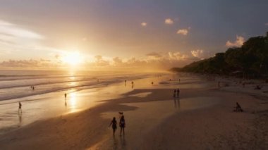 Bu hava manzarası, Playa Santa Teresa 'nın Puntarenas, Kosta Rika' da, plajda canlı bir günbatımını gösteriyor.