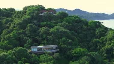 Havadan bakıldığında, Kosta Rika ormanlarının ortasındaki görkemli evler, sakin bir ortamda doğa ile modern mimari arasındaki uyumu gözler önüne seriyor, dinlenmek için ideal.