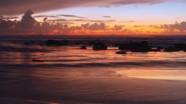 Playa Santa Teresa 'nın nefes kesici, bozulmamış güzelliğine dalın. Burası Punta Arenas, Kosta Rika' da bulunan büyüleyici bir plaj. Güneş 4K çözünürlüğüyle batarken canlı bir şekilde yakalanır.