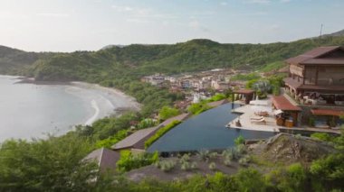 Carrillo, Kosta Rika 'nın nefes kesen manzaralarını keşfedin, bereketli ormanlar ve çarpıcı kıyı şeridi, hepsi bu büyüleyici varış noktasını gösteren 4K hava görüntüleriyle yakalanmış.