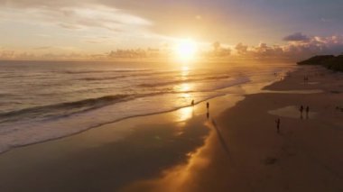 Playa Santa Teresa 'nın Puntarenas, Kosta Rika' daki nefes kesici hava manzarasını deneyimleyin. Orada baş döndürücü altın gün batımları yumuşak dalgaları yansıtarak rahatlama ve macera ortamı yaratır.