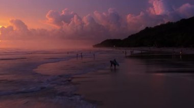 Puntarenas, Kosta Rika 'da bulunan Playa Santa Teresa' nın nefes kesici ve çarpıcı güzelliğini keşfedin. Nefes kesici bir günbatımı sırasında 4K 'lık büyüleyici hava fotoğraflarıyla mükemmel bir şekilde yakalanmıştır.
