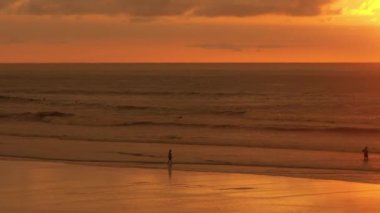 Gün batımında çarpıcı Playa Santa Teresa 'nın nefes kesici hava manzarasına tanık olun. Güzel Puntarenas, Kosta Rika' da canlı renkler su yüzeyinde dans ediyor.