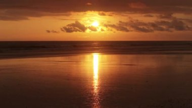 Puntarenas, Kosta Rika 'daki Playa Santa Teresa' nın nefes kesici ve büyüleyici günbatımını tecrübe edin. Unutulmaz bir görsel tedavi için büyüleyici 4K hava görüntüsü çok güzel.