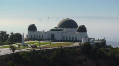 Griffith Gözlemevi, Los Angeles, Kaliforniya, ABD - OCT, 2024: Los Angeles 'ın ünlü kültürel simgesi olan Griffith Gözlemevi' nin ikonik mimarisi ile hava görüntüsünü tecrübe edin
