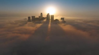 Los Angeles 'ın göbeğinde gün doğumunda, bu hava hiper hız kaybı yumuşak bulutlarla çevrili ikonik ufuk çizgisiyle şehrin özünü yakalayan büyüleyici bir manzara yaratıyor.