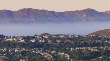 Los Angeles 'ın bu gerçekten çarpıcı hava manzarası geniş, geniş şehir manzarasını ve çevresindeki dağları ustalıkla yakalıyor. Hepsi de herkesin hayran olacağı ve eğleneceği canlı 4K çözünürlükte sunuluyor.