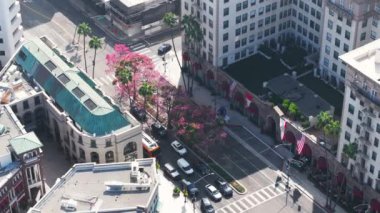 Beverly Hills, California 'daki Four Seasons Oteli ve ikonik Rodeo Drive' ın çarpıcı hava manzarası