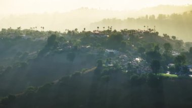 Los Angeles 'ın bu çarpıcı hava manzarası herkesin hayran olacağı ve takdir edeceği doğa ve şehir yaşamını mükemmel bir şekilde harmanlayan canlı şehir manzarasını eşsiz bir şekilde sergiliyor.
