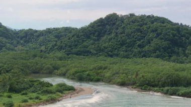 Yeşilliğin kıvrımlı nehirlerle buluştuğu, Puntarenas, Kosta Rika 'nın nefes kesici hava manzarasına hayran kalacaksınız.