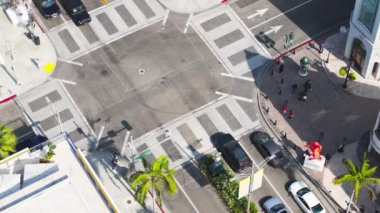 Rodeo Drive, Beverly Hills, California, ABD - 12 Temmuz 2024: Rodeo Drive 'ın büyüleyici hava manzarası, ünlü palmiye çizgili sokak ve özel alışveriş merkezlerini vurguluyor.