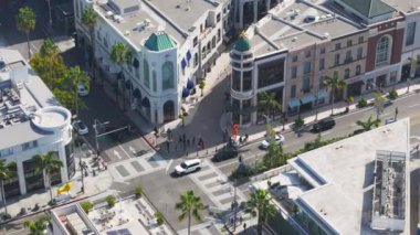 Rodeo Drive, Beverly Hills, Kaliforniya, ABD - 12 Temmuz 2024: Bu etkileyici hava çekimi Rodeo lüks palmiyeler ve ünlü lüks butikler tarafından çerçevelenmiş lüks atmosferi sergiliyor.