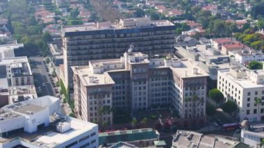 Four Seasons Oteli, Wilshire Bulvarı, Beverly Hills, Kaliforniya, ABD - 12 Temmuz 2024: Four Seasons Oteli 'nin nefes kesici hava manzarası, Wilshire Bulvarı' ndaki zarif manzarasını ve lüks.