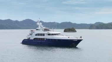 Kosta Rika 'nın görkemli dağları tarafından mükemmel bir tropikal kaçış için çerçevelenmiş, Puntarenas' ın sakin sularında yüzen lüks bir yatın çarpıcı hava manzarası.