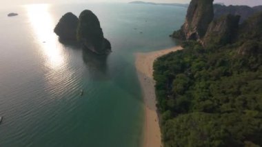 Tayland, Krabi 'nin nefes kesici güzelliğini keşfedin. Tropik bir cennet. Unutulmaz bir deneyim için bereketli manzaralarının ve berrak sularının çarpıcı FPV hava görüntülerinin tadını çıkarın.